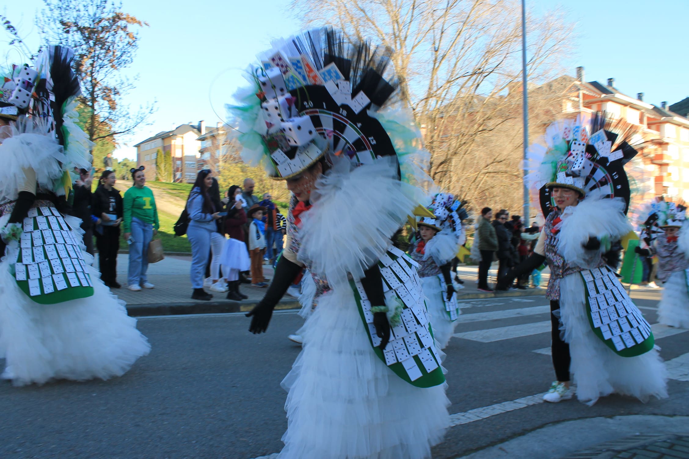 Pitufos, brujas, Mickey Mouse y Lola Flores, en el carnaval de Ponferrada