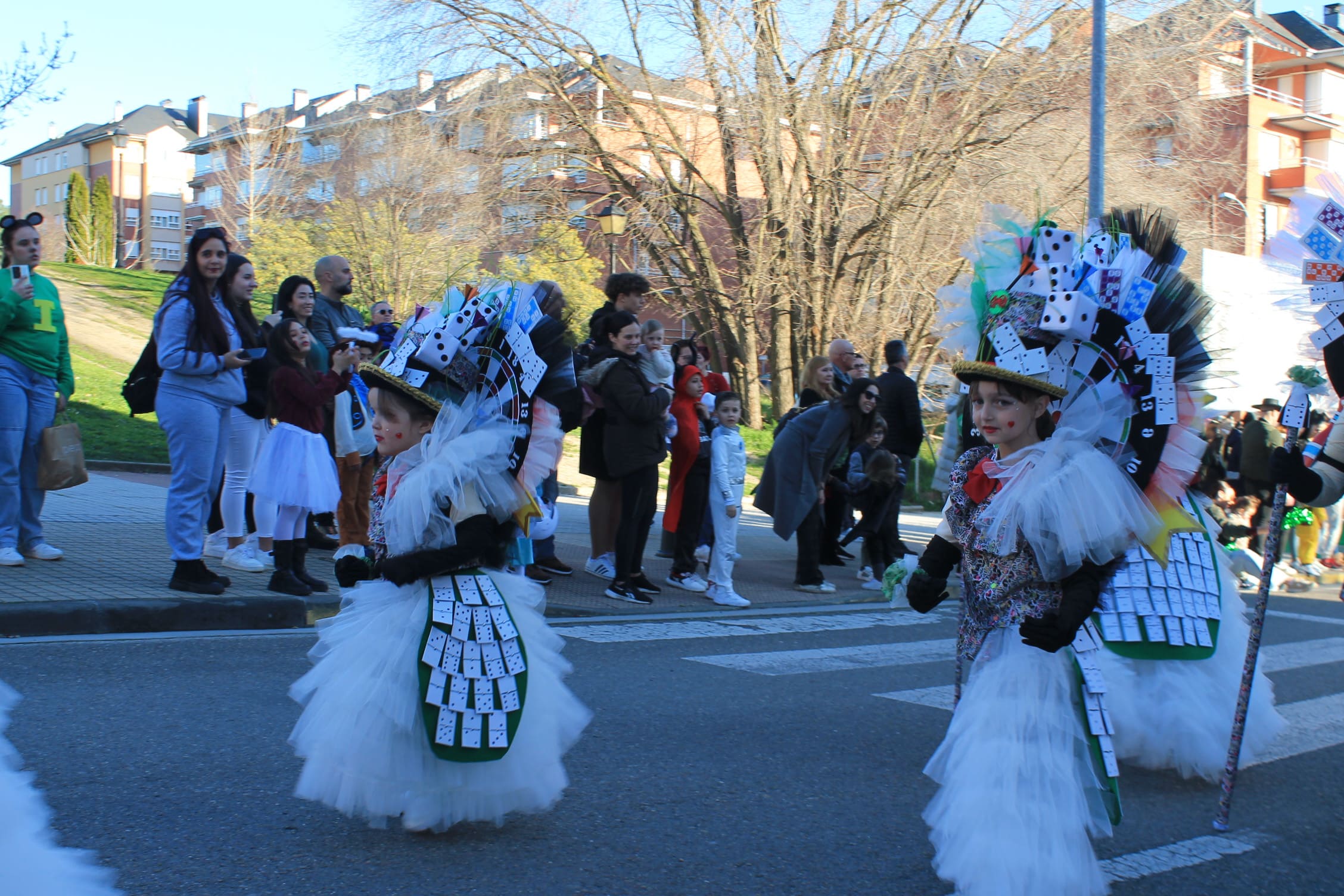 Pitufos, brujas, Mickey Mouse y Lola Flores, en el carnaval de Ponferrada