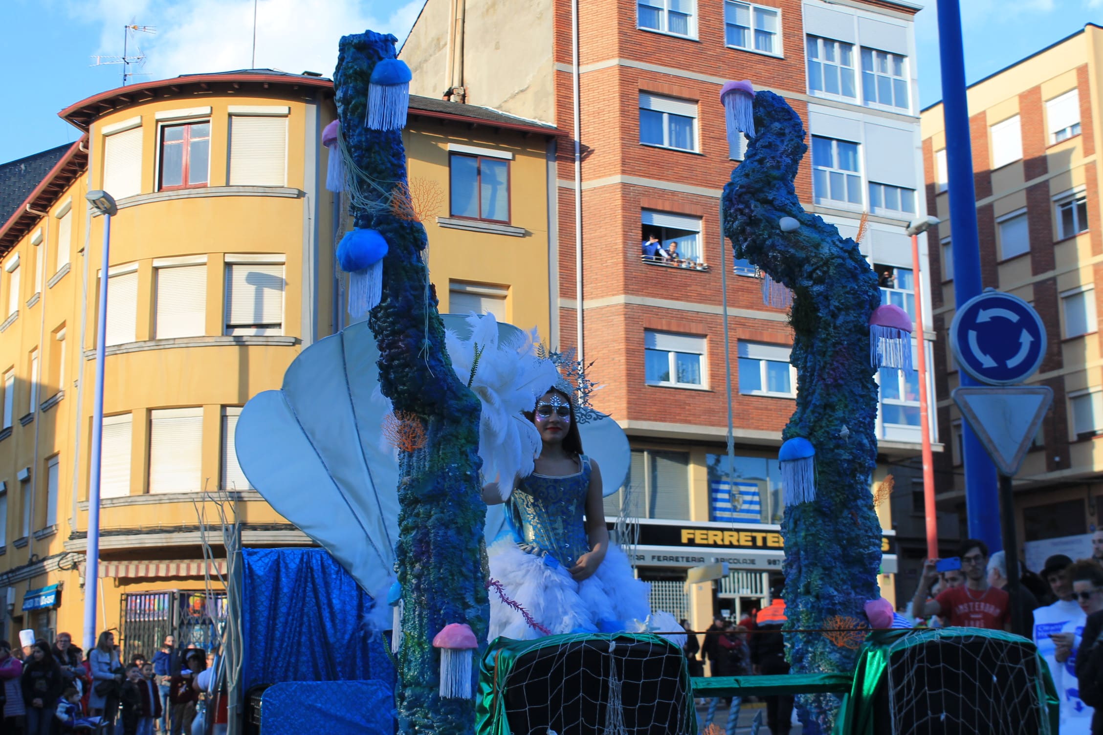 Pitufos, brujas, Mickey Mouse y Lola Flores, en el carnaval de Ponferrada