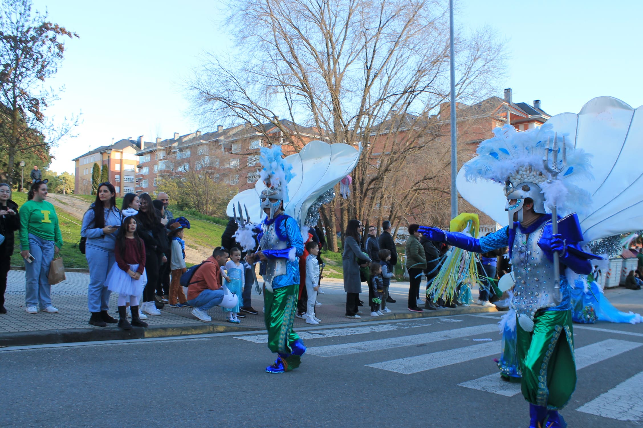 Pitufos, brujas, Mickey Mouse y Lola Flores, en el carnaval de Ponferrada