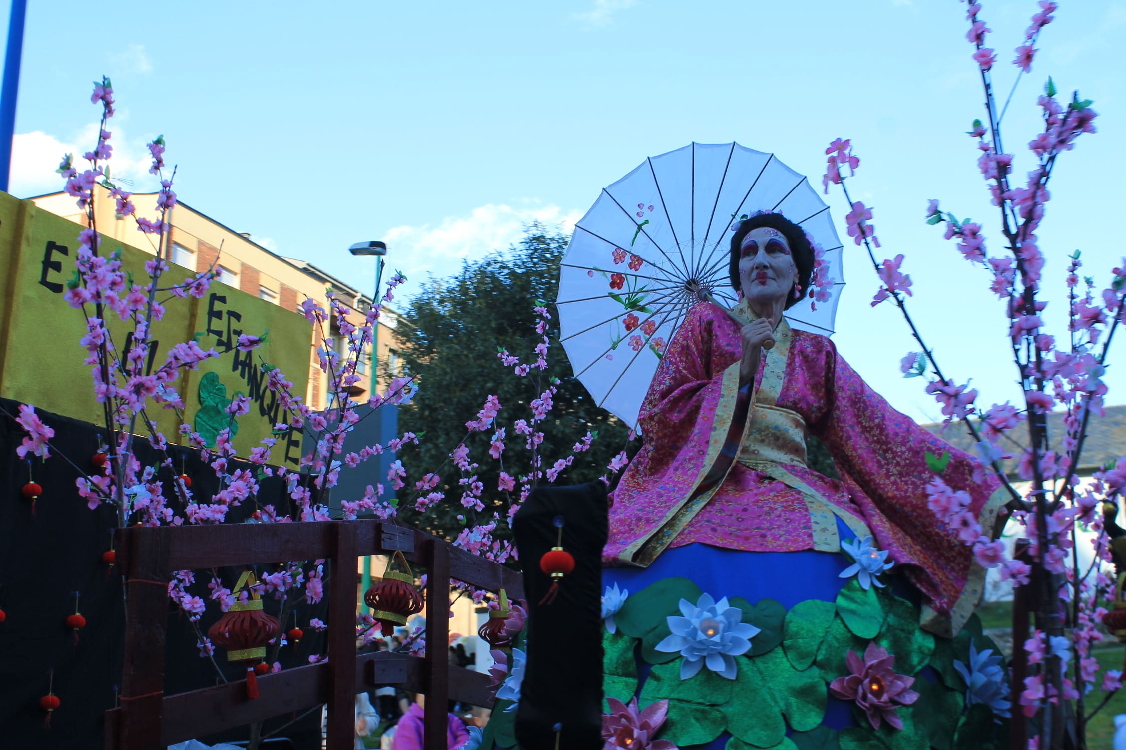 Pitufos, brujas, Mickey Mouse y Lola Flores, en el carnaval de Ponferrada