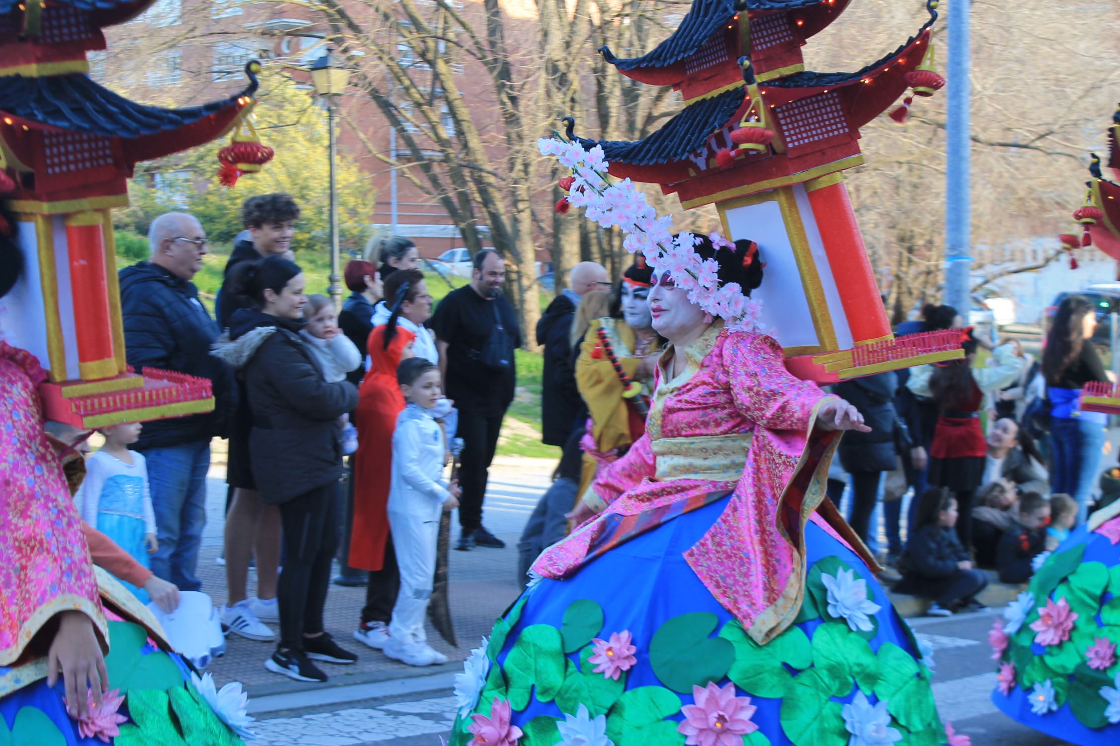 Pitufos, brujas, Mickey Mouse y Lola Flores, en el carnaval de Ponferrada