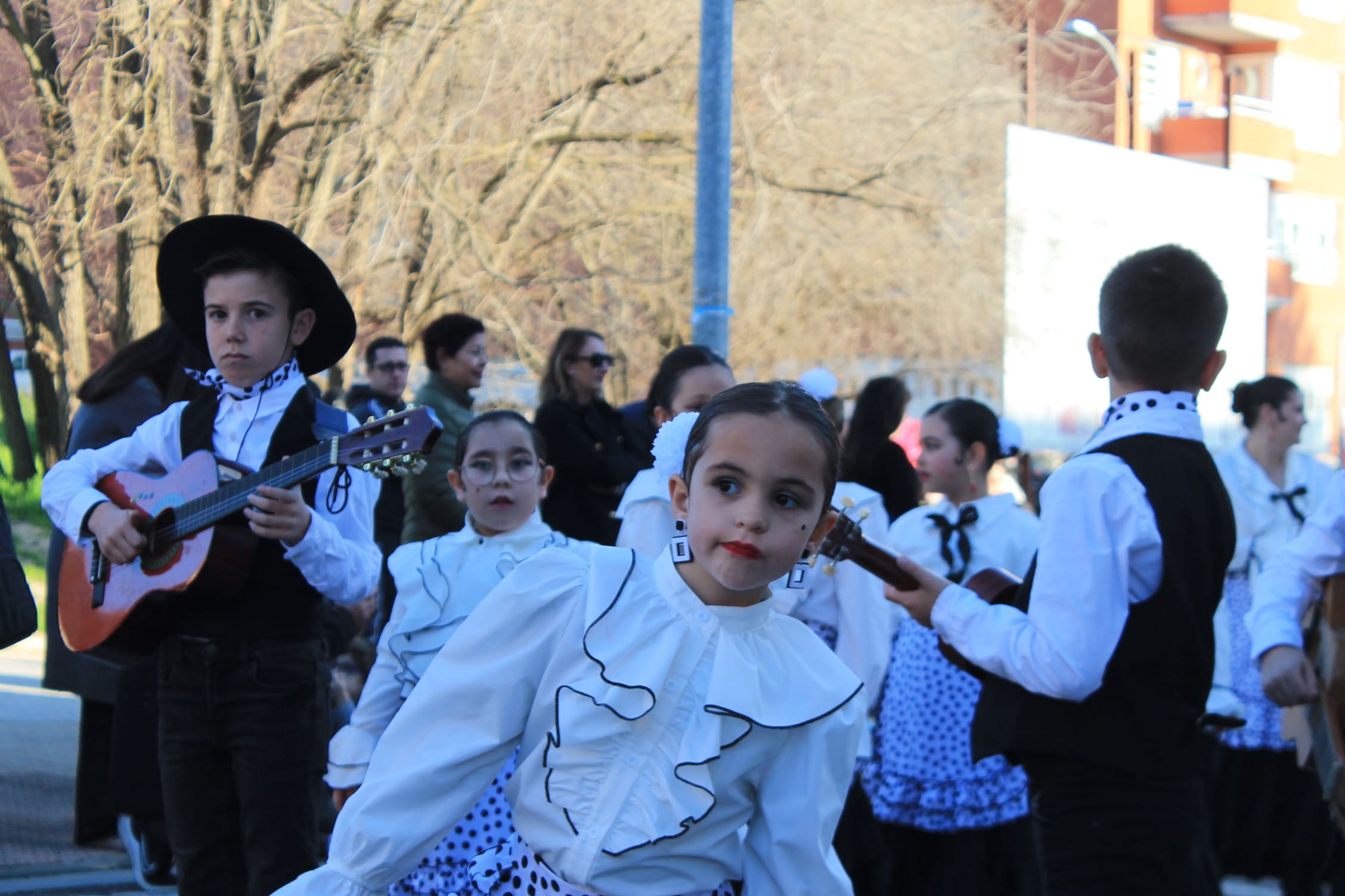 Pitufos, brujas, Mickey Mouse y Lola Flores, en el carnaval de Ponferrada