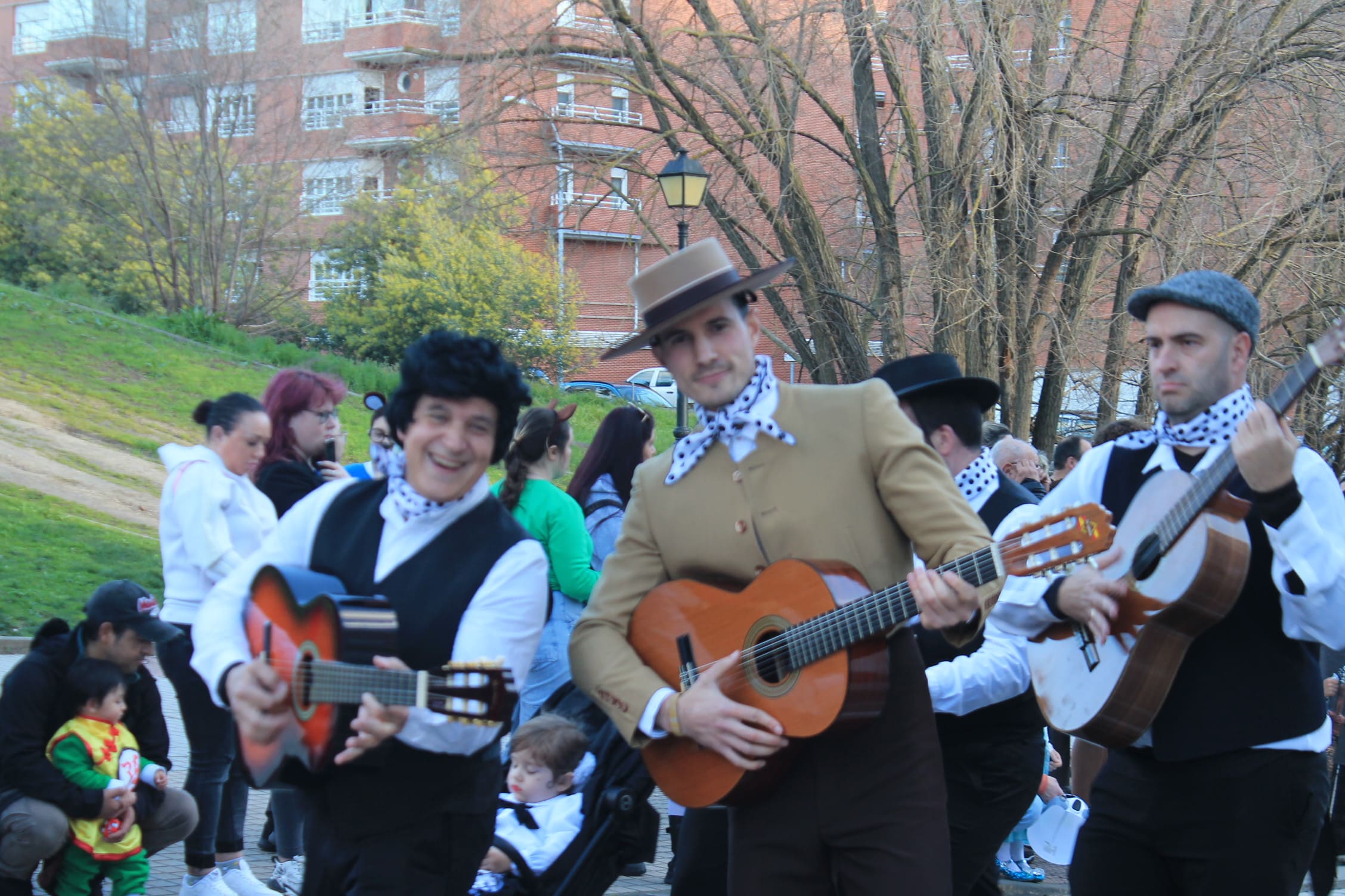 Pitufos, brujas, Mickey Mouse y Lola Flores, en el carnaval de Ponferrada