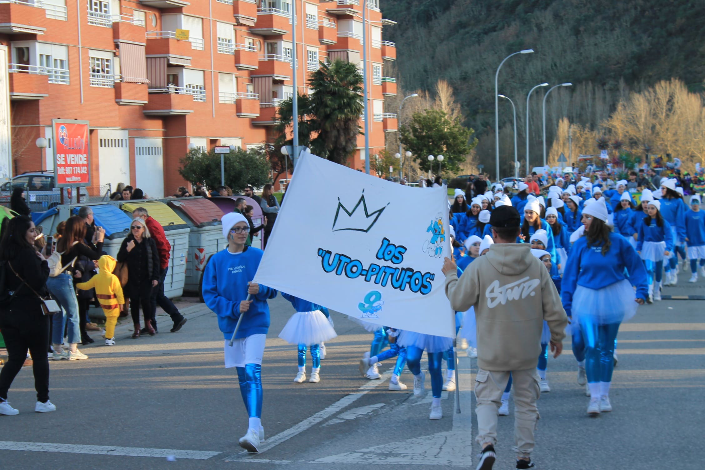 Pitufos, brujas, Mickey Mouse y Lola Flores, en el carnaval de Ponferrada