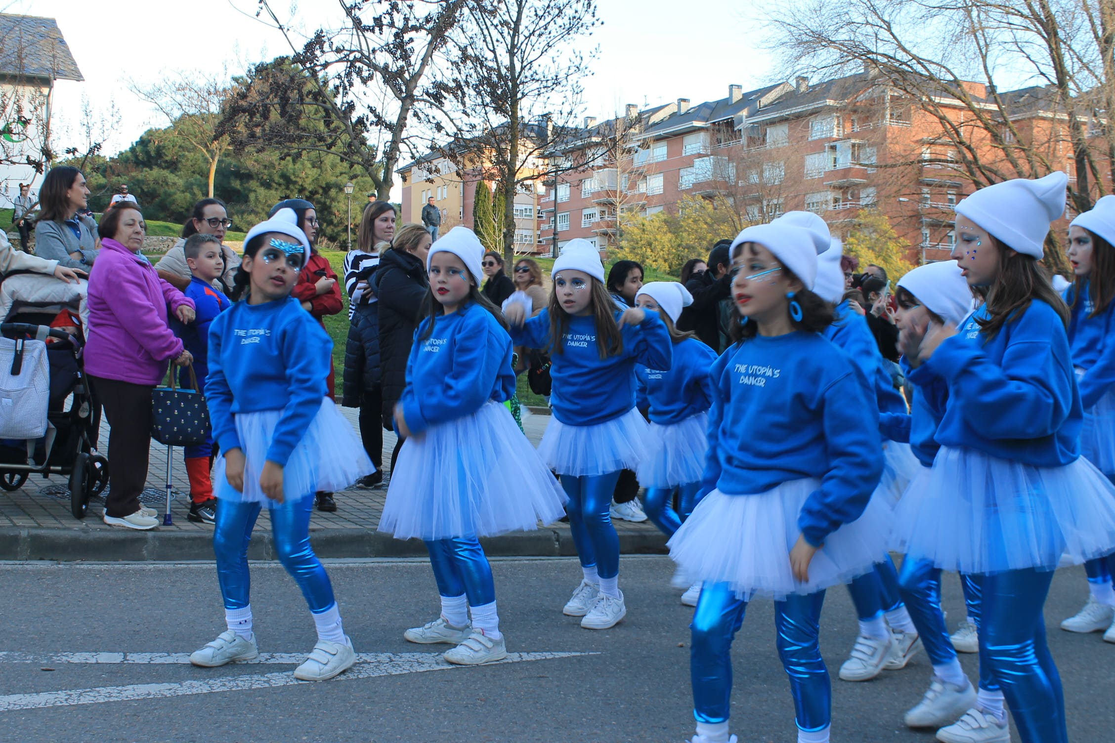 Pitufos, brujas, Mickey Mouse y Lola Flores, en el carnaval de Ponferrada