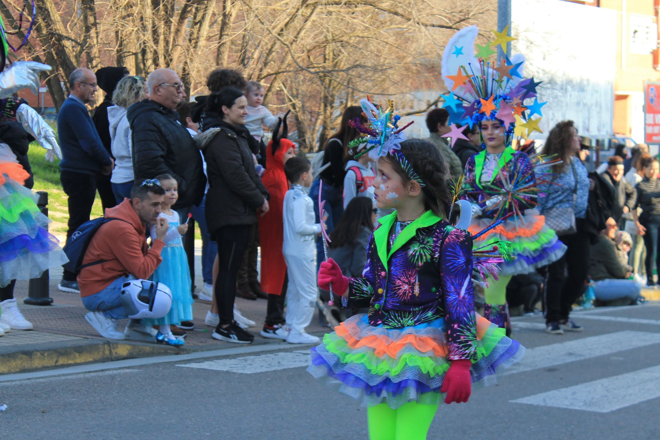 Pitufos, brujas, Mickey Mouse y Lola Flores, en el carnaval de Ponferrada