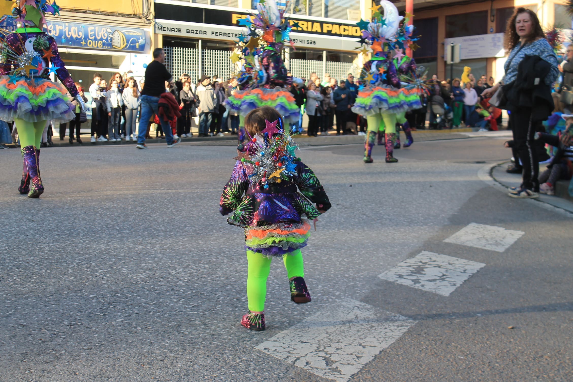 Pitufos, brujas, Mickey Mouse y Lola Flores, en el carnaval de Ponferrada