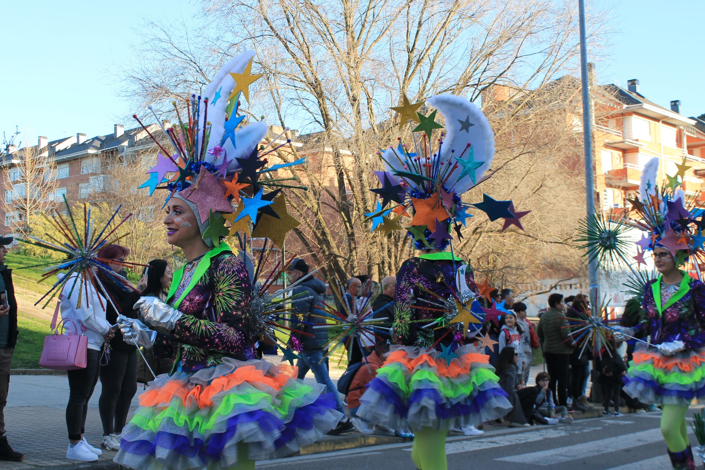 Pitufos, brujas, Mickey Mouse y Lola Flores, en el carnaval de Ponferrada