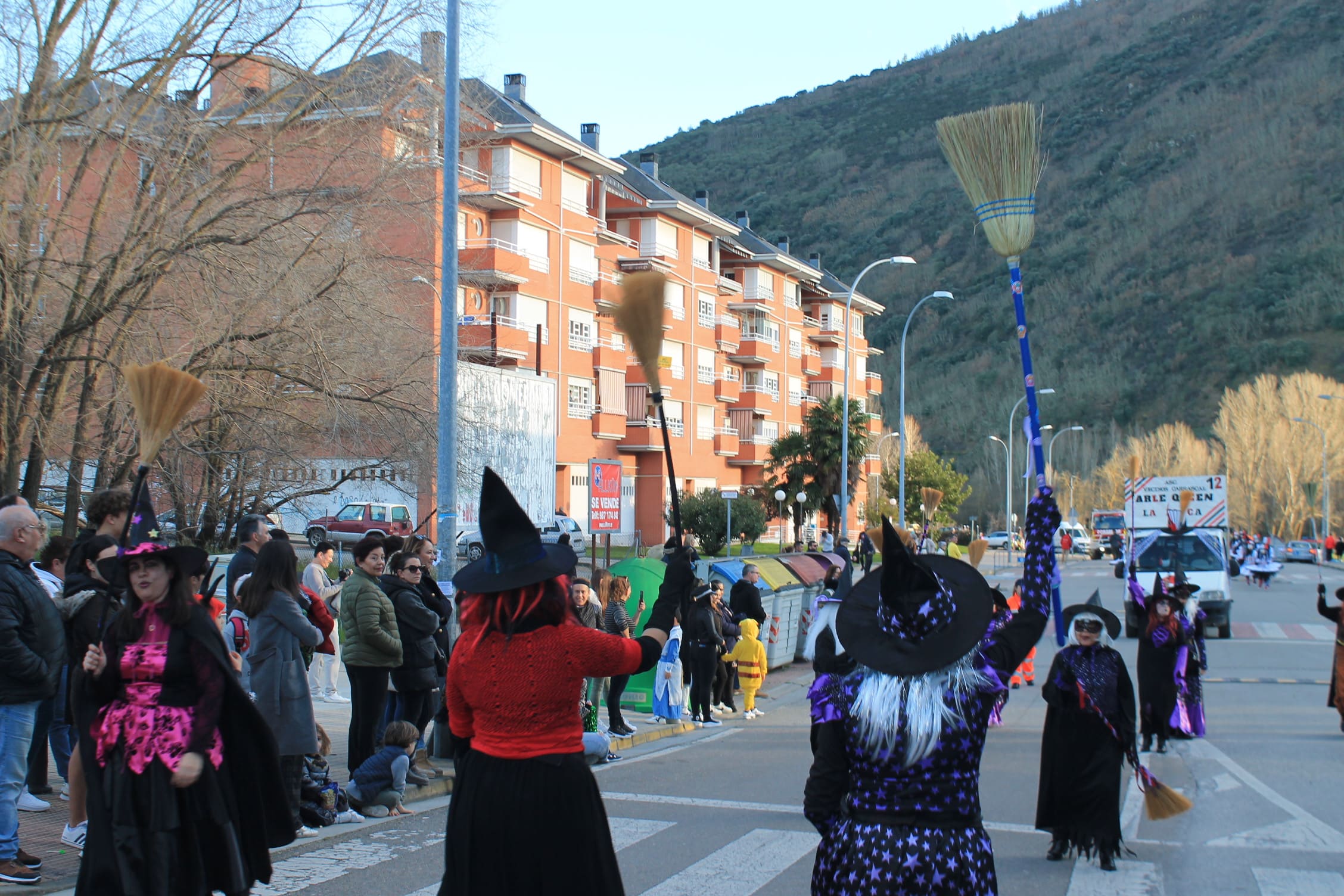 Pitufos, brujas, Mickey Mouse y Lola Flores, en el carnaval de Ponferrada