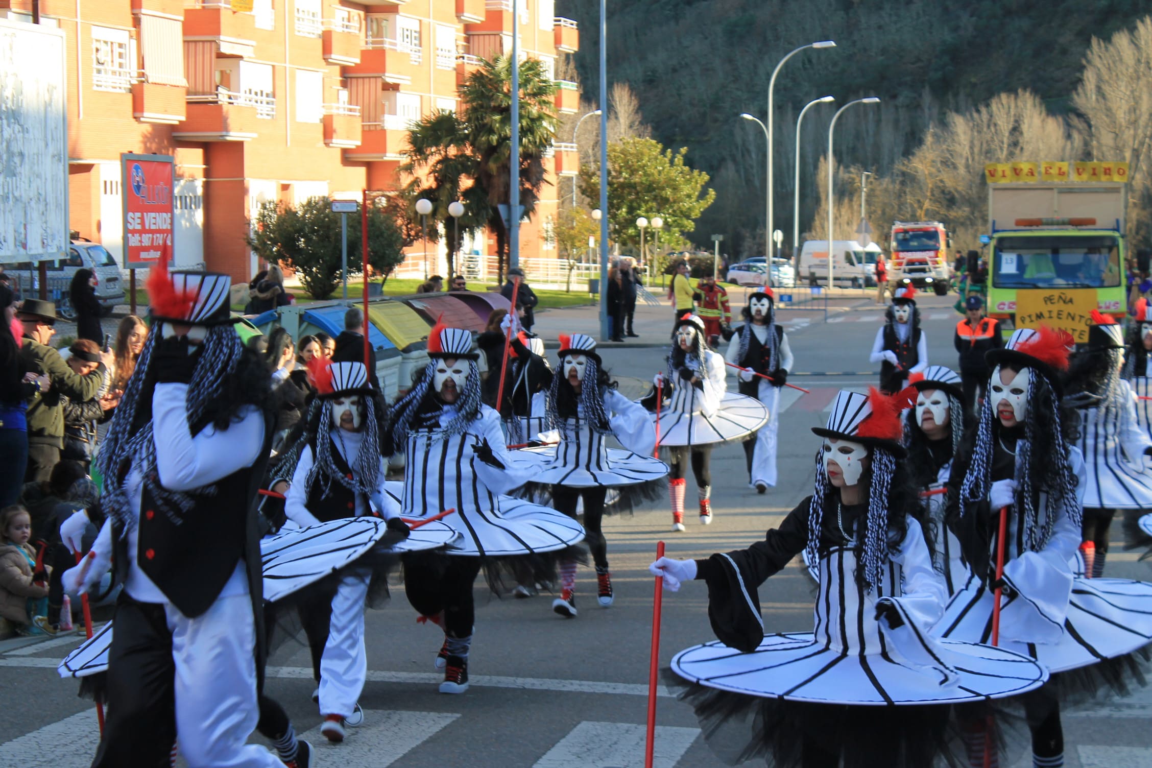 Pitufos, brujas, Mickey Mouse y Lola Flores, en el carnaval de Ponferrada