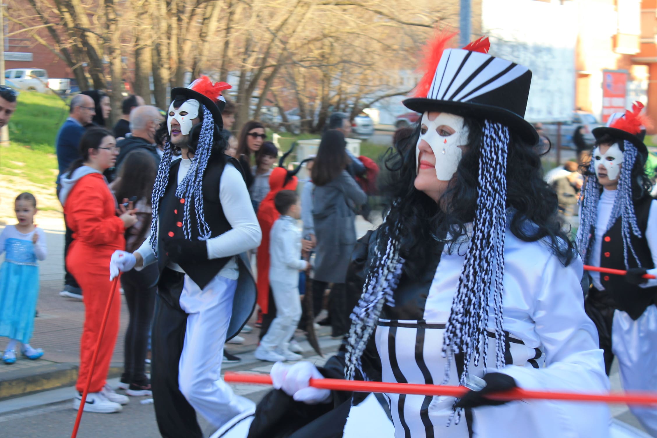 Pitufos, brujas, Mickey Mouse y Lola Flores, en el carnaval de Ponferrada