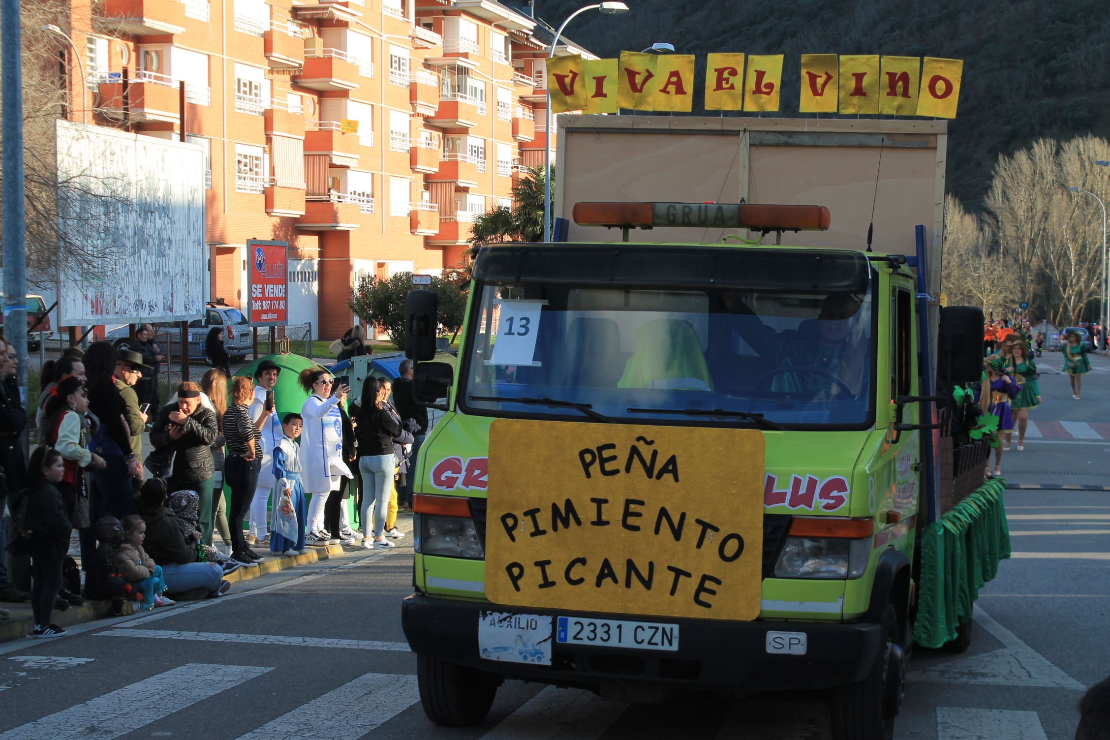 Pitufos, brujas, Mickey Mouse y Lola Flores, en el carnaval de Ponferrada