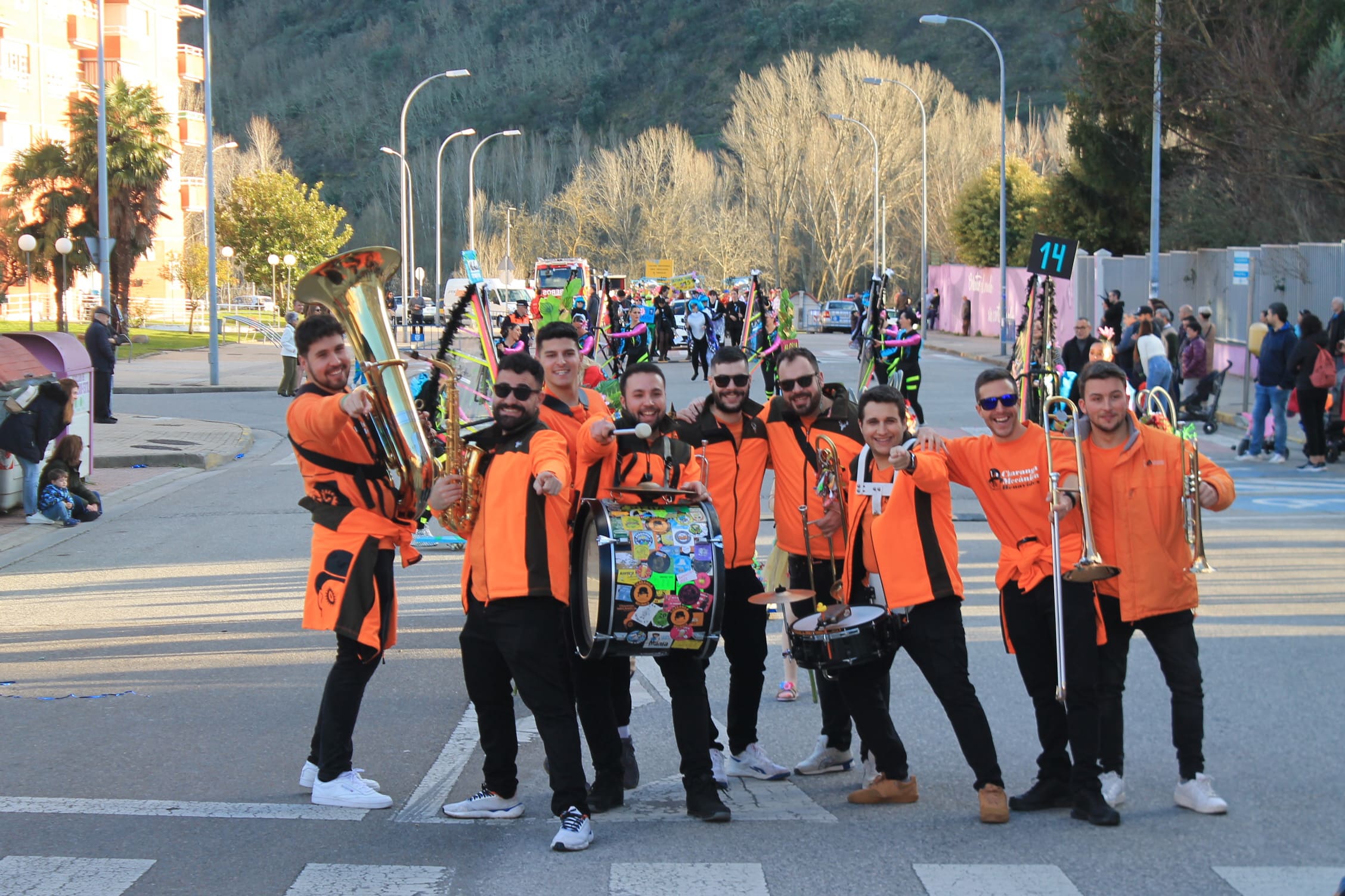 Pitufos, brujas, Mickey Mouse y Lola Flores, en el carnaval de Ponferrada