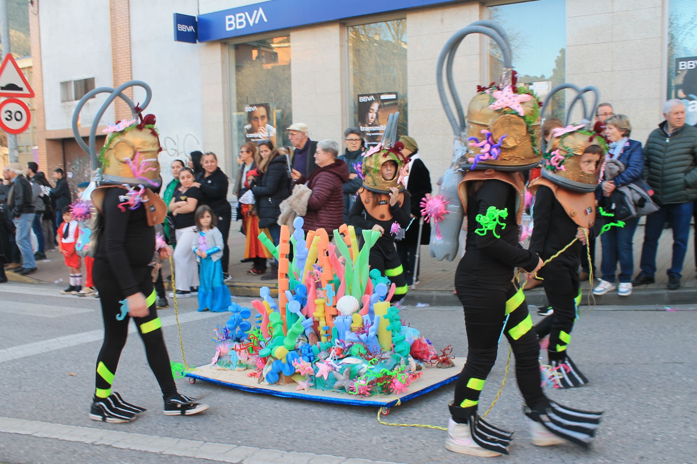 Pitufos, brujas, Mickey Mouse y Lola Flores, en el carnaval de Ponferrada