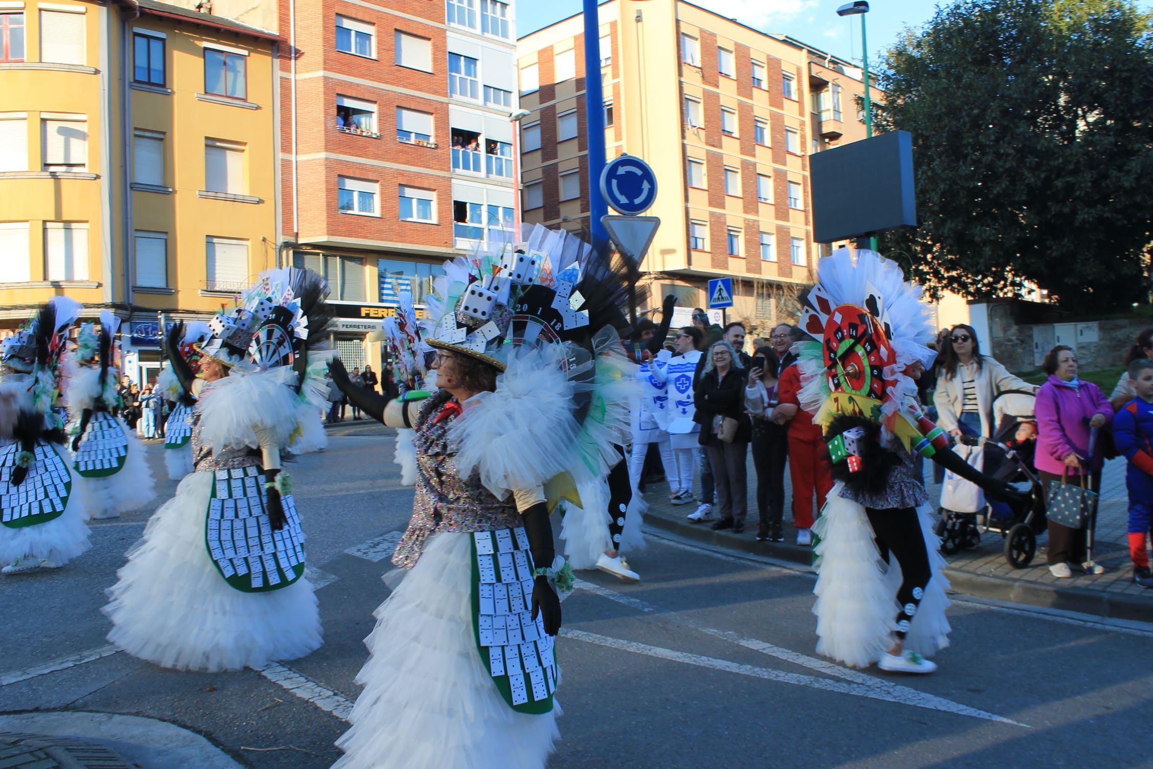 Pitufos, brujas, Mickey Mouse y Lola Flores, en el carnaval de Ponferrada