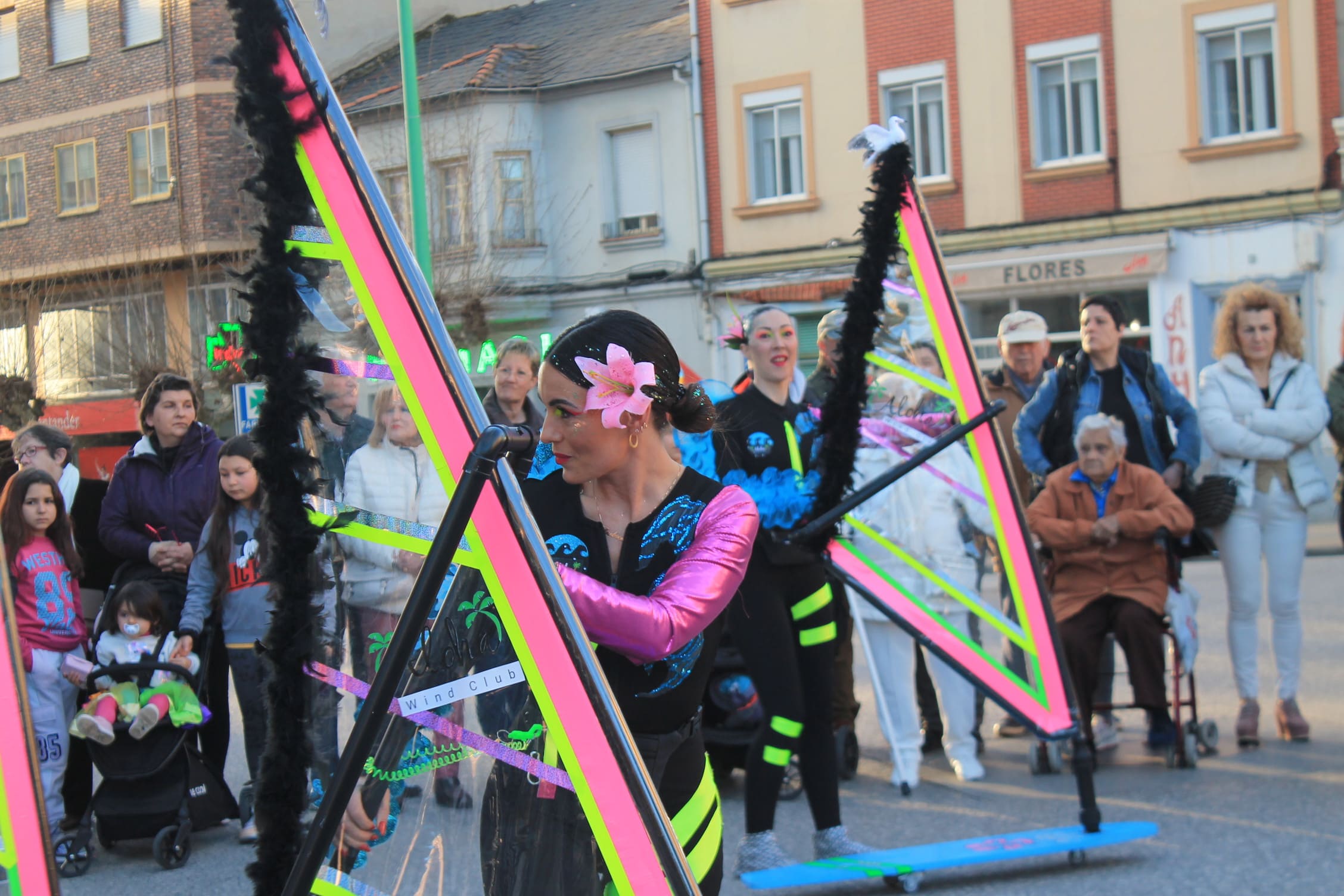 Pitufos, brujas, Mickey Mouse y Lola Flores, en el carnaval de Ponferrada