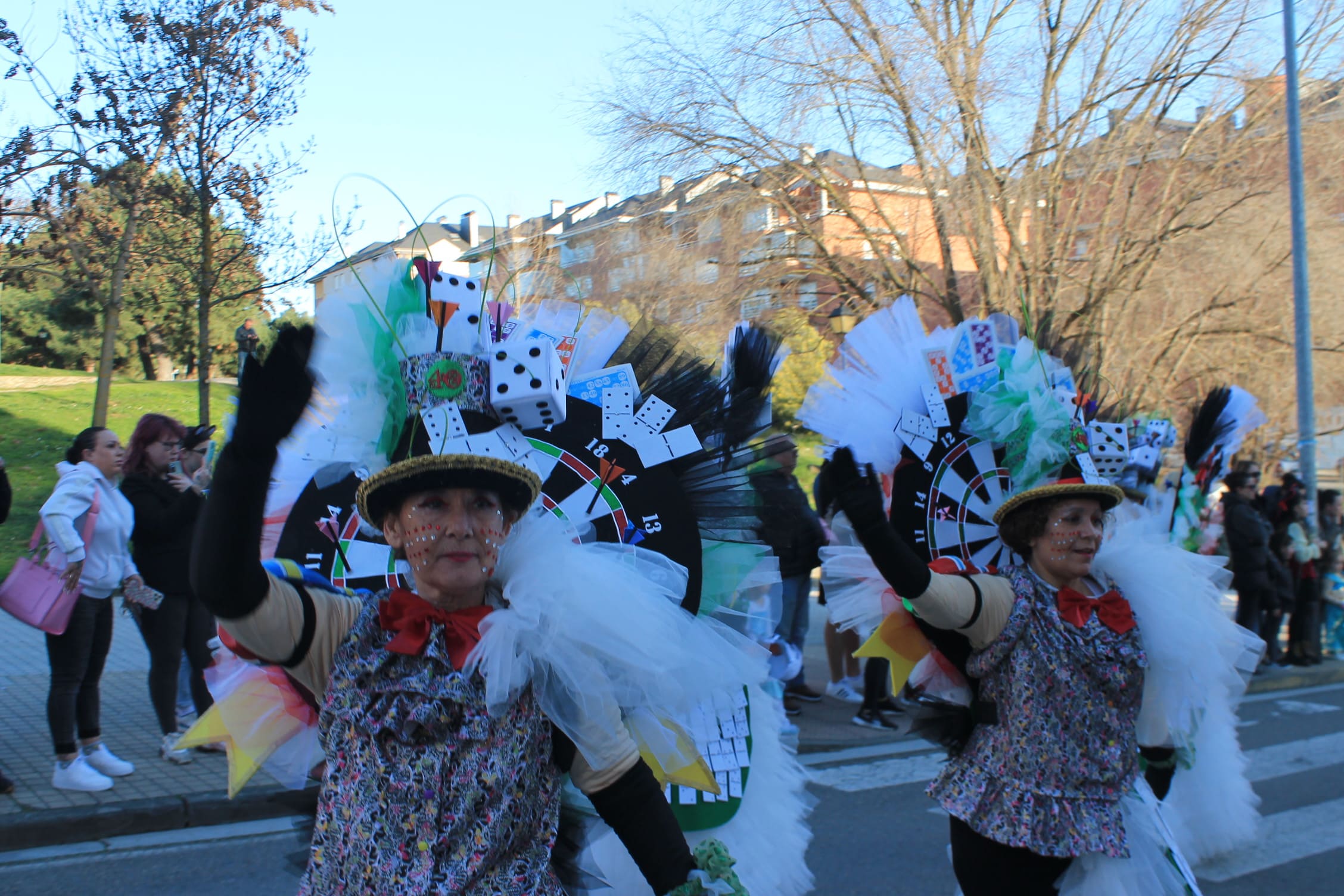 Pitufos, brujas, Mickey Mouse y Lola Flores, en el carnaval de Ponferrada