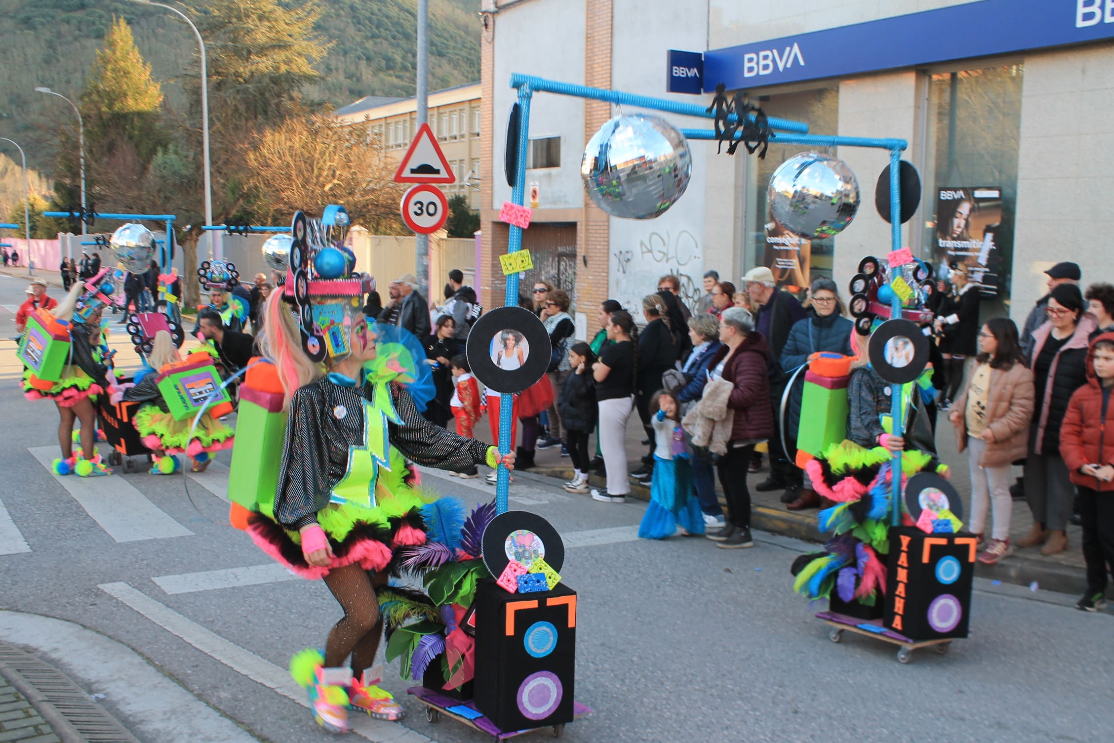 Pitufos, brujas, Mickey Mouse y Lola Flores, en el carnaval de Ponferrada