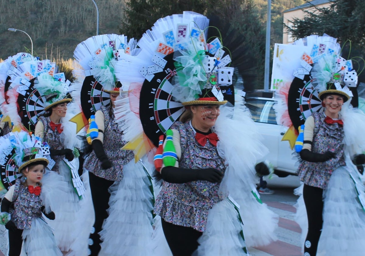 Pitufos, brujas, Mickey Mouse y Lola Flores, en el carnaval de Ponferrada