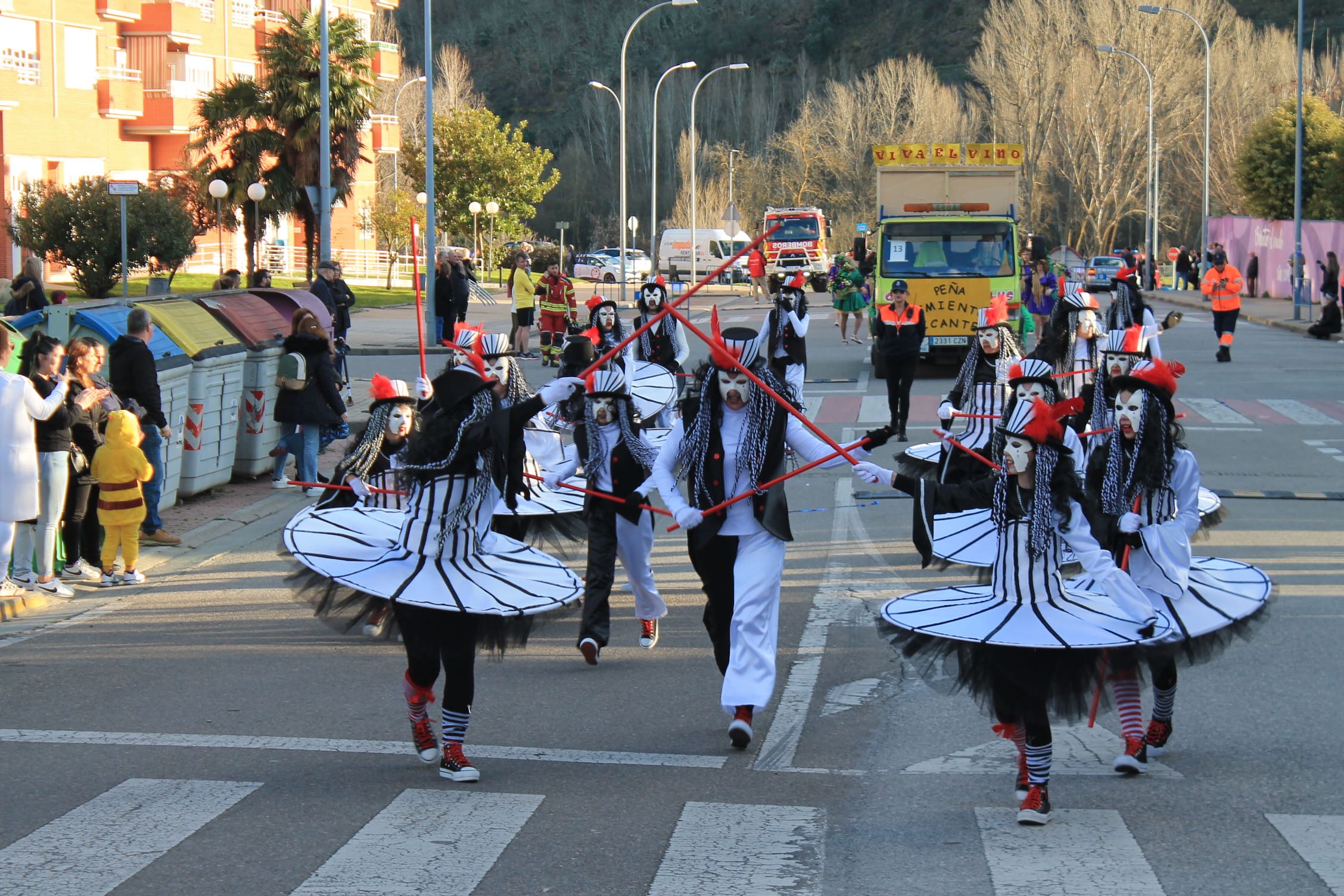 Pitufos, brujas, Mickey Mouse y Lola Flores, en el carnaval de Ponferrada