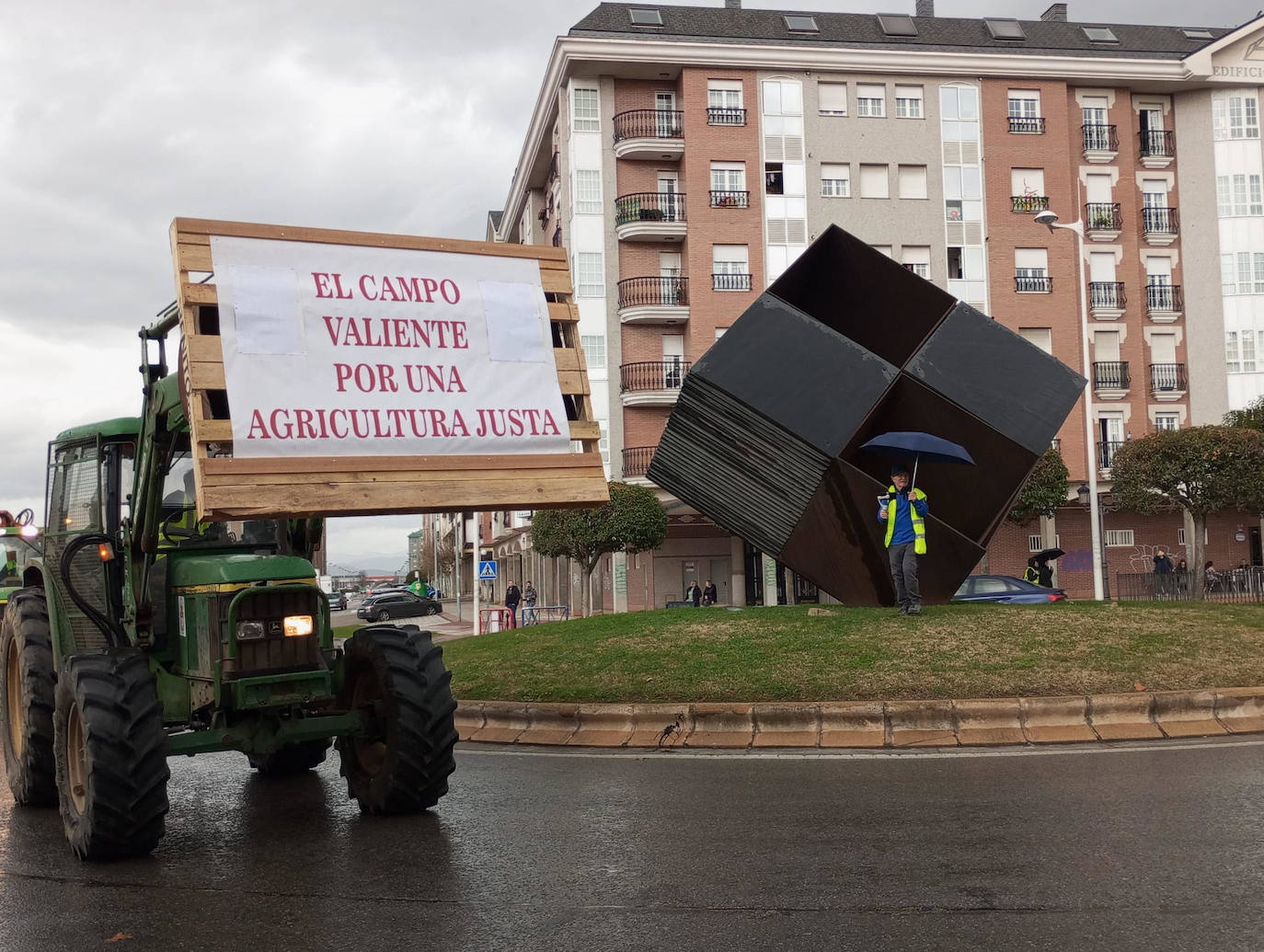 Más de 150 tractores recorrieron las calles de Ponferrada en una protesta histórica del campo berciano.