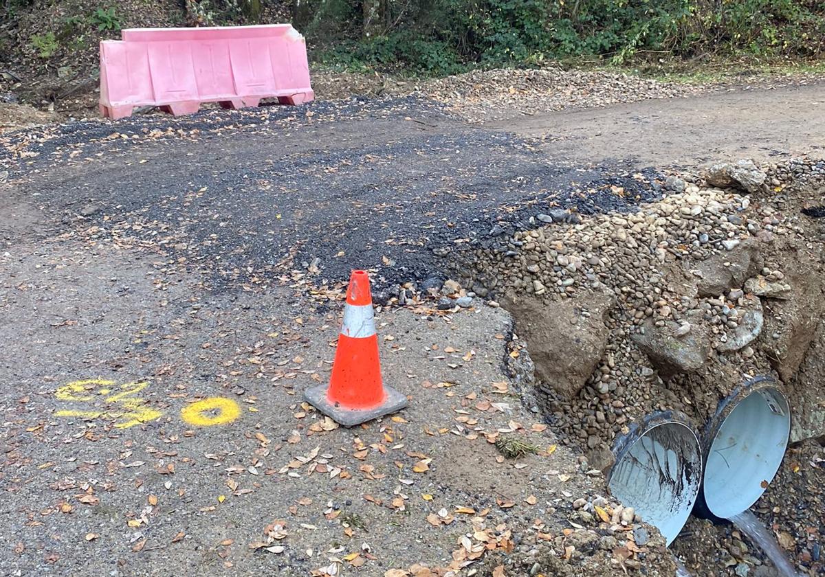 Diputación acomete las labores de reparación de la carretera LE-4113 que une La Faba con La Cernada, en Vega de Valcarce.