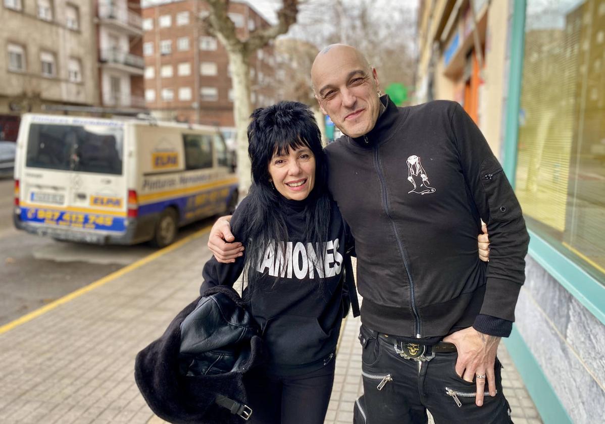 Ana y Óscar llevan 30 años al frente del Morticia, un pub referente en el ocio nocturno de Ponferrada.