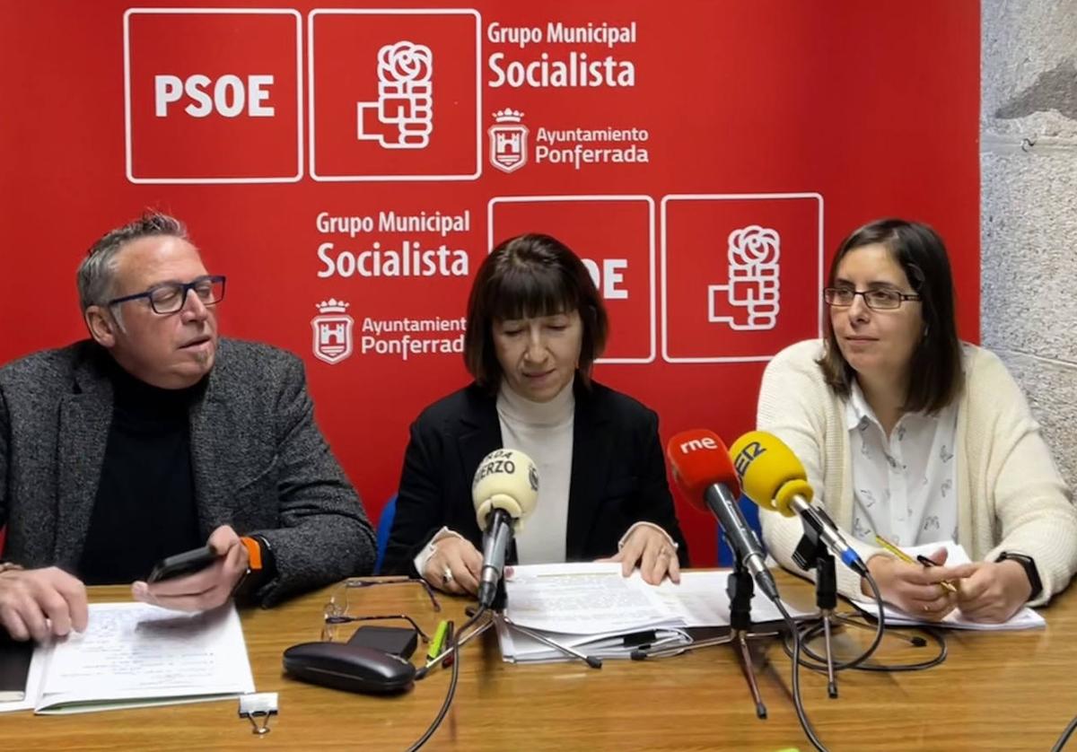 Mabel Fernández, en el centro de la imagen, es la encargada de presentar las propuestas socialistas en la negociación de los presupuestos.