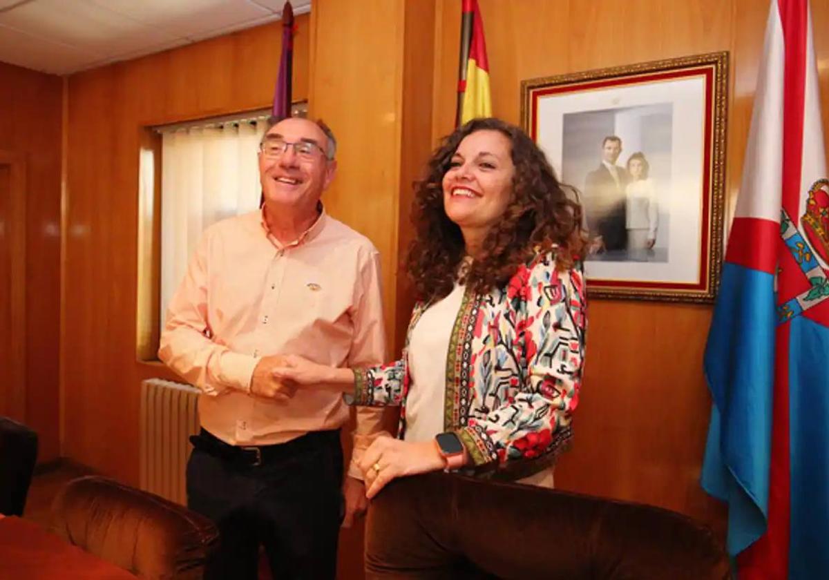 Foto del pacto de gobierno entre PSOE y UPL.