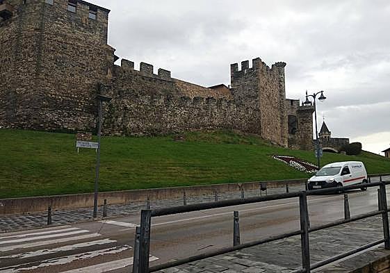Vista de la avenida del Castillo de Ponferrada junto al primer monumento de la ciudad.