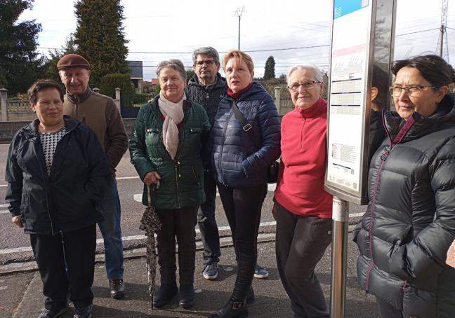 Los habitantes de Bárcena muestran su rechazo al autobús a la demanda.