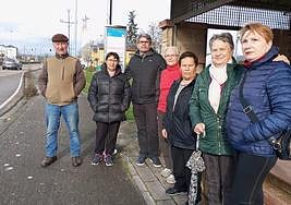 Vecinos de la localidad ponferradina de Bárcena del Bierzo, en la parada del autobús.