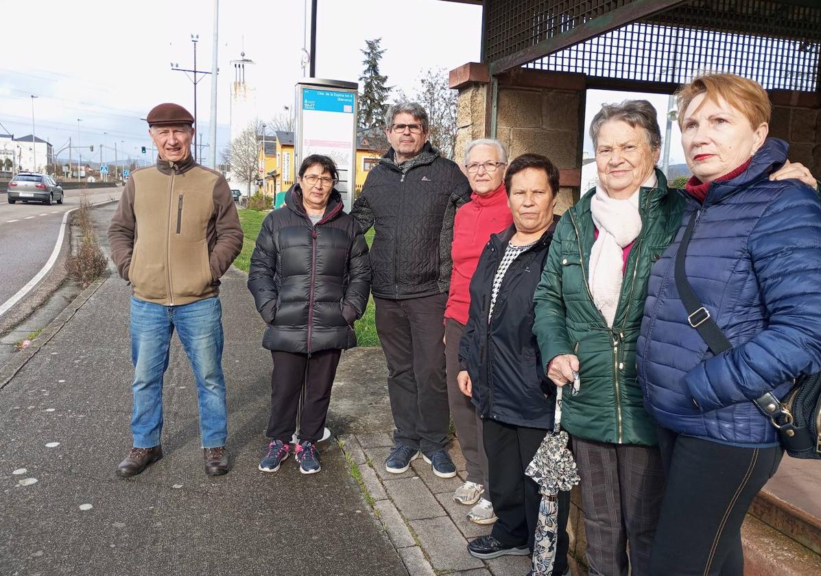 Vecinos de la localidad ponferradina de Bárcena del Bierzo, en la parada del autobús.