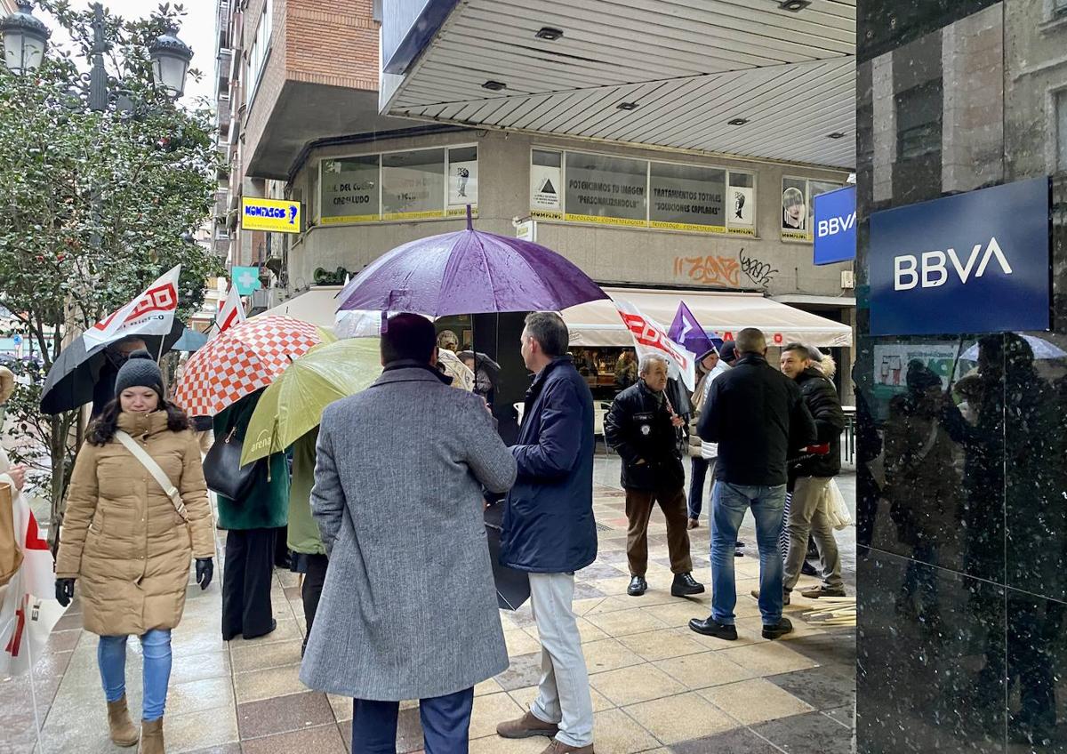 Imagen secundaria 1 - Los trabajadores recorrieron las sucursales financieras del centro de la ciudad.