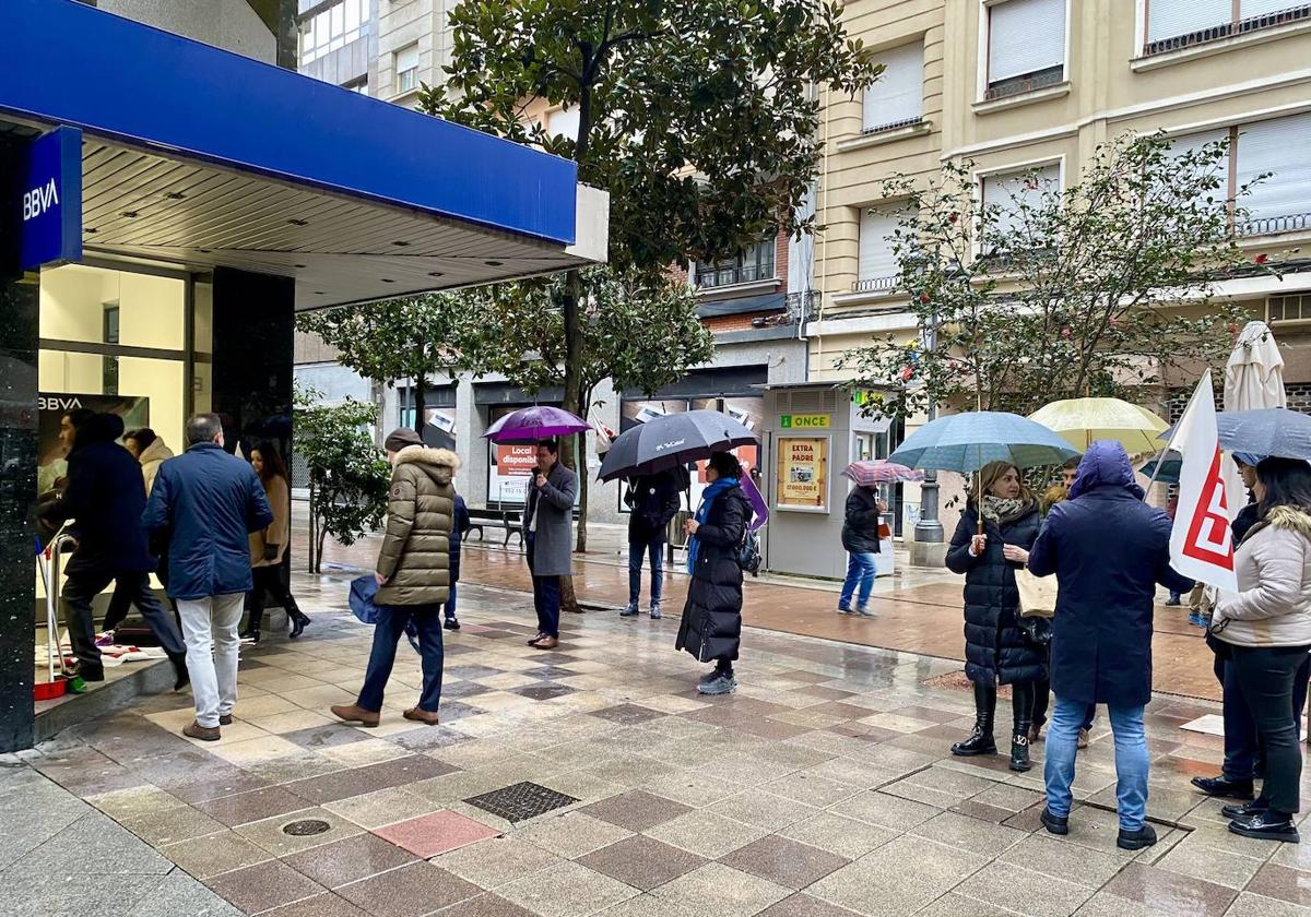 Concentración de los trabajadores de banca en Ponferrada.