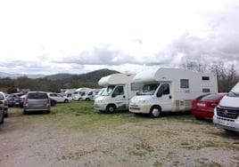 Vehículos aparcados en uno de los estacionamientos habilitados para vehículos en el pueblo de Las Médulas.