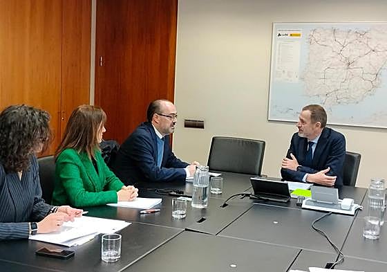 El alcalde de Ponferrada (I), en la reunión de trabajo en Madrid con el con el presidente de Adif, Ángel Contreras.