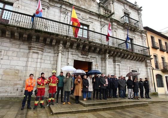 Minuto de silencio en memoria de las víctimas del incendio de Valencia ante el Ayuntamiento de Ponferrada.