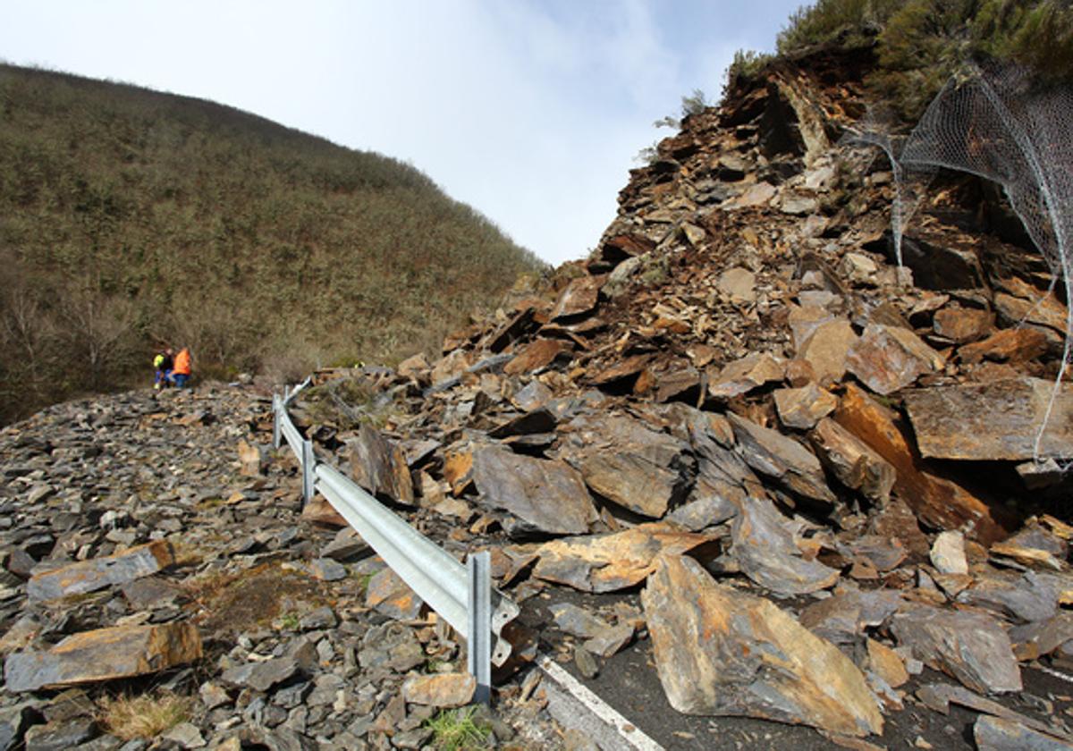 Derrumbe de rocas y tierra en la carretera a Fornela