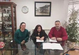 Imagen de la firma del convenio entre el Ayuntamiento de Camponaraya y el Banco de Alimentos del Sil.