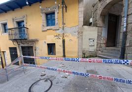 Imagen de la zona acordonada por la caída de cascotes de una vivienda deshabitada en la plaza de la Encina de Ponferrada.