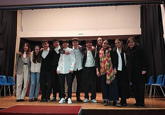 Alumnos ganadores de la Liga de Debate provincial, junto a sus profesoras.