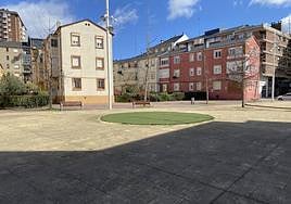 Espacio en la plaza Linares Ordás tras la eliminación de la jaula de juegos.