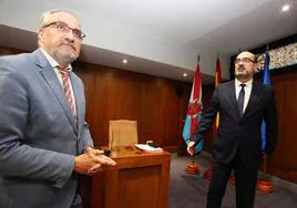 El alcalde de Ponferrada (D) y el portavoz municipal del PSOE (I), al inicio del pleno.