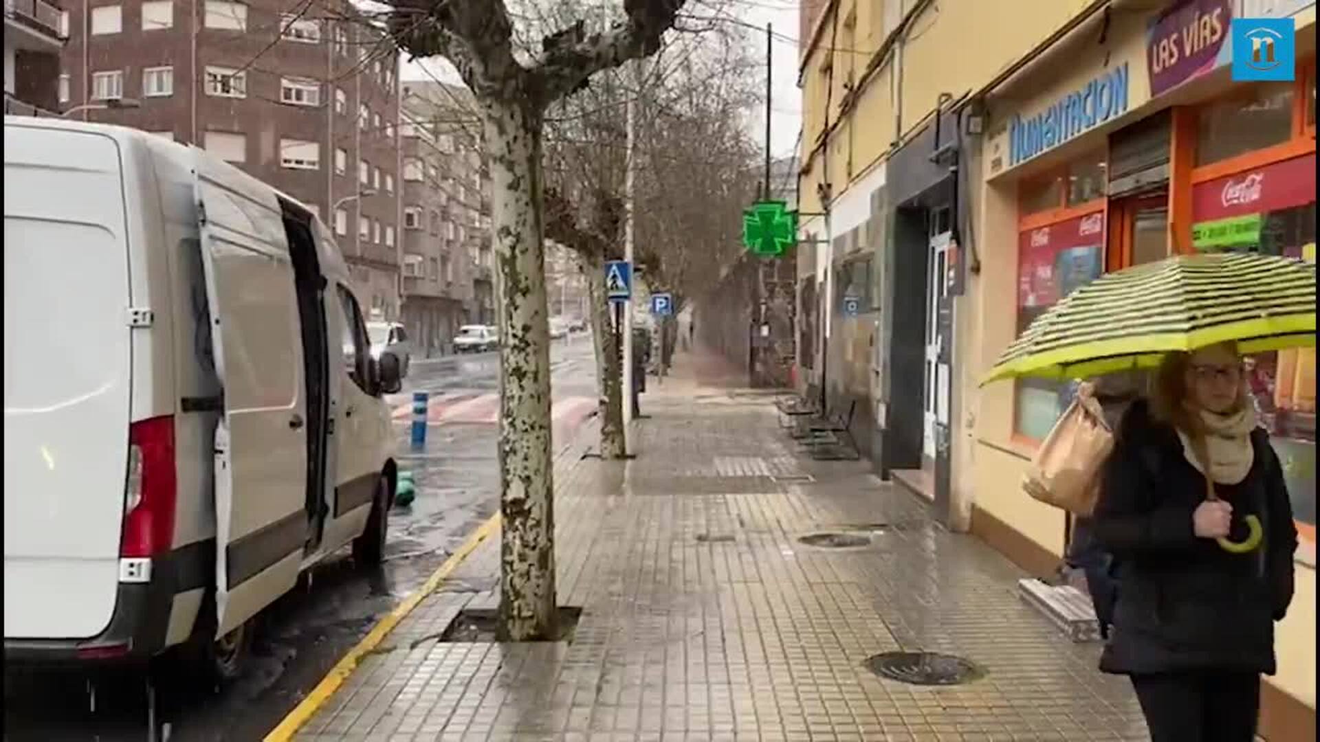 La nieve hace acto de presencia en la capital berciana