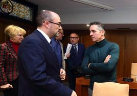 El alcalde de Ponferrada, Marco Morala, conversa con Roberto Mendo antes de un pleno.