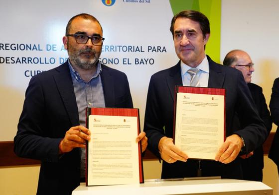 El consejero de Medio Ambiente (D) y el alcalde de Cubillos del Sil (León) durante la presentación de la ampliación del polígono industrial de El Bayo.