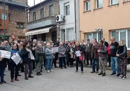 Protesta de los vecinos de Lillo del Bierzo para exigir un médico para el consultorio local.