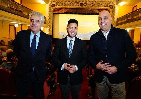 El director general de Patrimonio, el alcalde de Villafranca y el gerente de la Fundación Edades del Hombre, durante la jornada celebrada en la villa del Burbia.